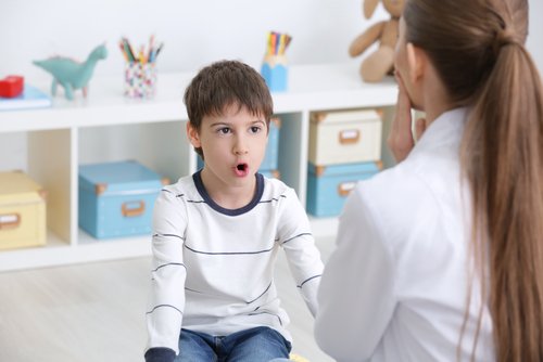 Un enfant est en consultation chez l'orthophoniste