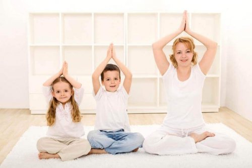 Le yoga fait partie des exercices de relaxation pour enfants qui contribuent à relaxer le corps et l'esprit en même temps.