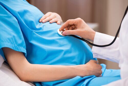 La cardiopathie congénitale peut être détectée parfois dans le ventre de la mère.