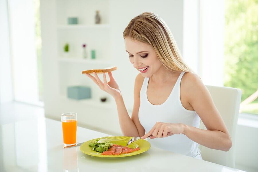 S'exposer au soleil tous les jours et avoir une alimentation équilibrée permet de réduire les risques de carence en vitamine D.