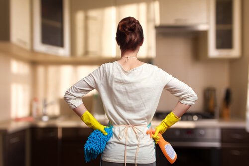 Une femme vient de venir le nettoyage de sa maison