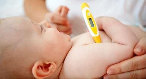 Pour faire baisser la fièvre des bébés, il est important de le maintenir hydraté et dans un espace aéré.