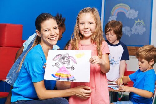 Il est important de féliciter les gribouillages des enfants et de reconnaître leur dessin.