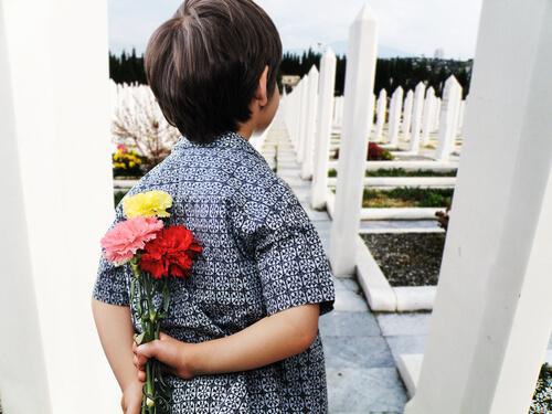 Un enfant au cimetière