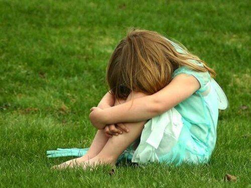 Les personnes ayant vécu un manque d'affection dans l'enfance se jugent beaucoup et se sous-estiment par rapport aux autres.