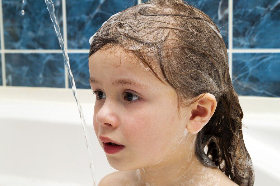 Se laver les cheveux tous les jours permet de lutter contre l'alopécie et d'éviter que les produits chimiques s'accumulent à la racine du cheveux.