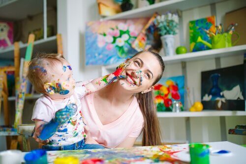 le bébé rempli d'ingéniosité