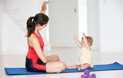 Une mère et son bébé en train de pratiquer une asana