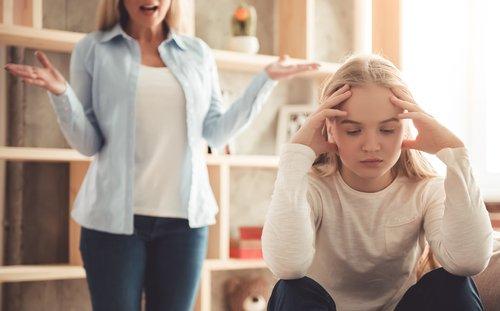 Une mère dispute sa fille