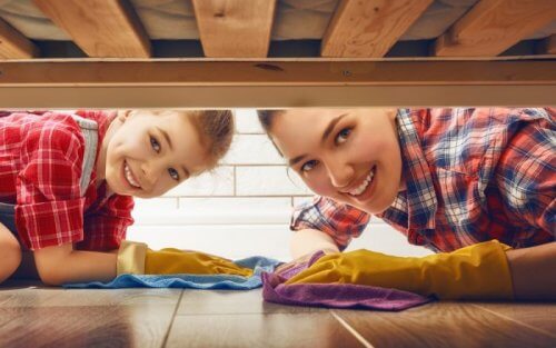 Une mère et sa fille nettoient ensemble.