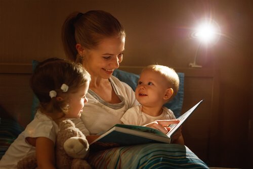 Lire une histoire du soir permet aux enfants de se sentir aimés et en sécurités dans les bras de maman ou papa.