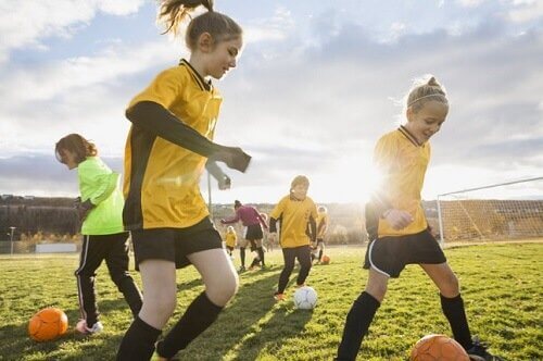Apprendre aux enfants à s'estimer peut se faire à travers la pratique d'un sport ou d'une activité physique.