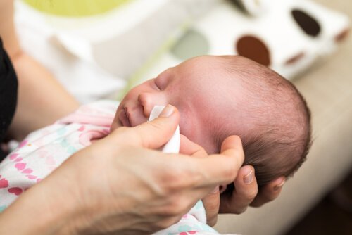 La conjonctivite chez les bébés peut être causée par des virus ou des bactéries, des allergènes, des éléments irritants, entre autres.