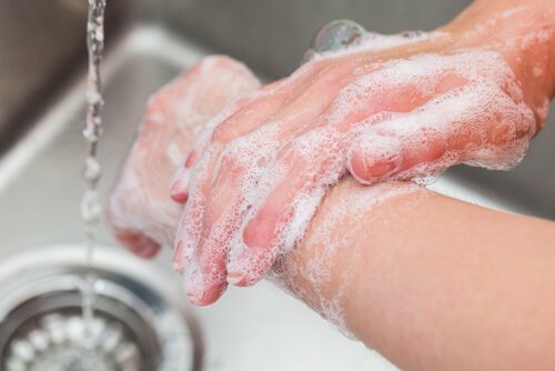 Le fait de se laver réduit l'incidence du rhume de 60% et permet de prévenir le rhume. C'est la règle d'hygiène numéro 1.
