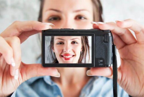 Une femme prend un selfie