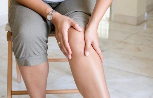 Le syndrome des jambes sans repos peut être un déclencheur des fourmillements.