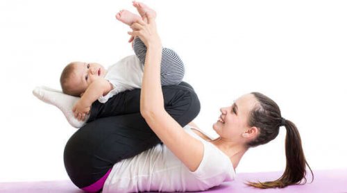 Une mère pratique le yoga avec son bébé