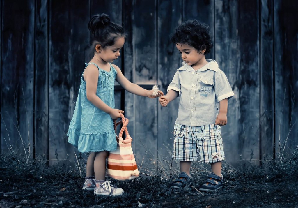 7 manières d'encourager la gentillesse chez l'enfant