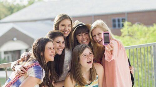 Dangers des réseaux sociaux à l'adolescence