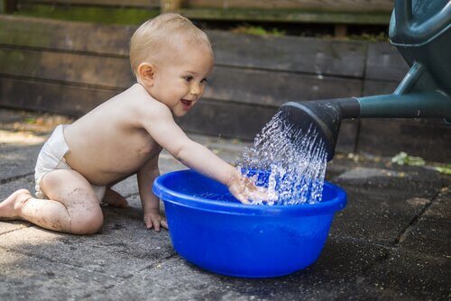 Un enfant joue avec l'eau