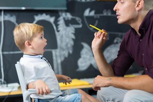 Un enfant en session d'orthophonie