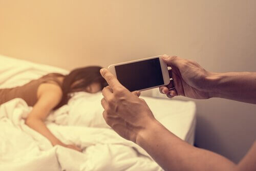 Sextorsion : de quoi s'agit-il ? Quelles précautions prendre ?