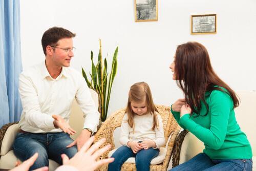 Un couple se dispute devant leur fille pendant une thérapie de couple