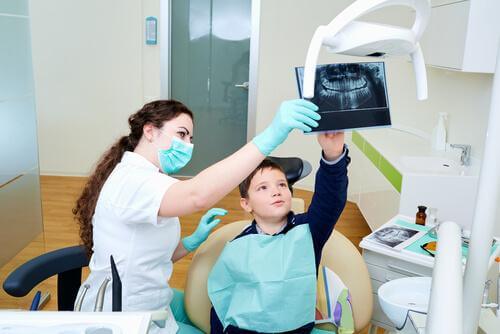 Un enfant en consultation chez le dentiste