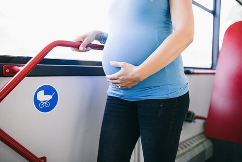 Une femme enceinte prend le bus
