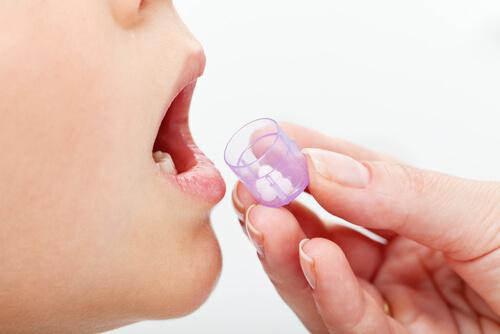 Un enfant prend ses médicaments