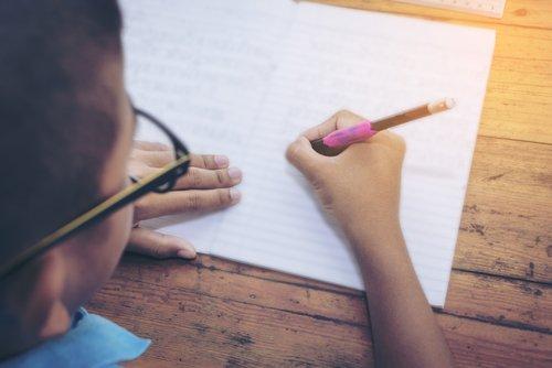 Un enfant en train d'écrire
