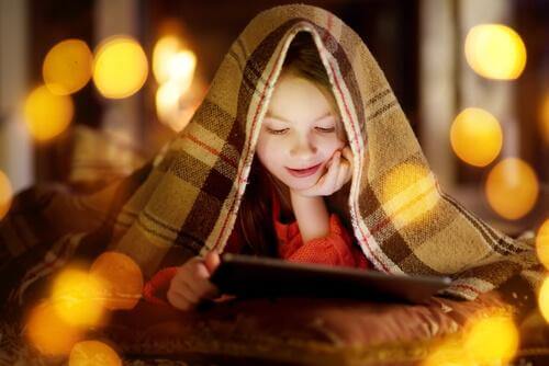 Un enfant regarde un film