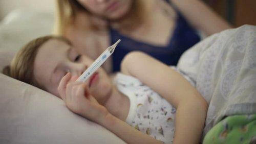 Une maman s'occupe de sa fille malade