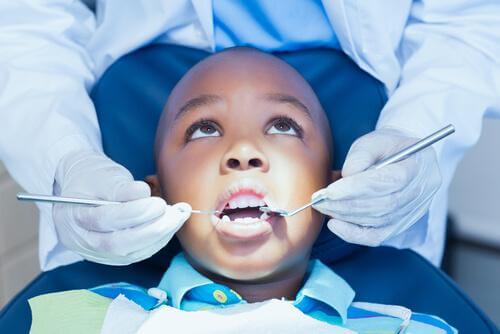Peur du dentiste chez les enfants : comment les aider ?
