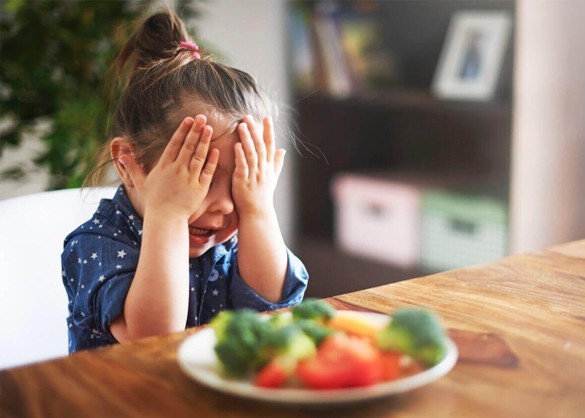 Cuisiner et faire les courses avec l'enfant l'encouragera à essayer de nouveaux aliments.