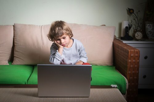 Un enfant s'ennuie devant sa tablette