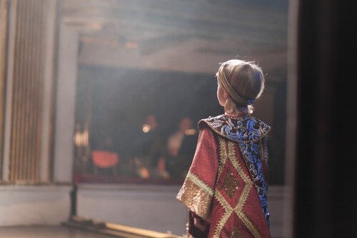 Le théâtre pour enfants encourage l'expression verbale et corporelle des petits.