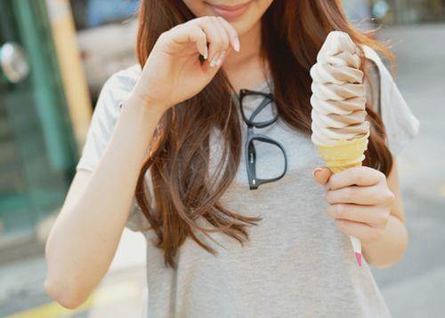 Une femme mange une glace