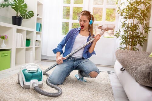 Une femme passe l'aspirateur