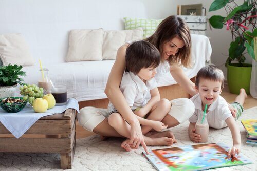 Une femme s'occupe de ses enfants