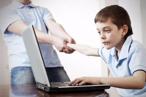 Les réseaux sociaux à l'adolescence occupent une place considérable dans la vie du jeune.
