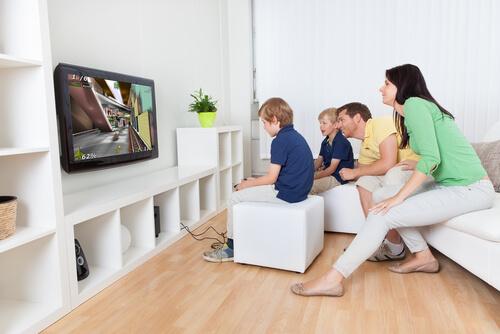 Une famille joue aux jeux-video