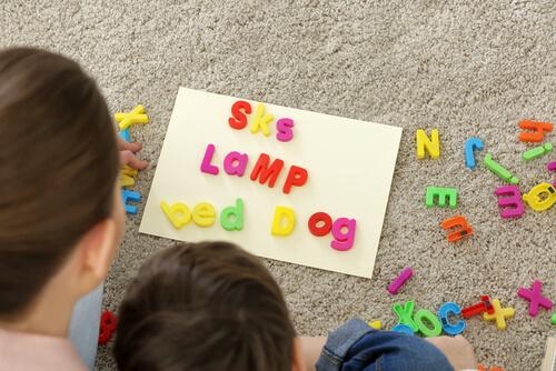 Une mère et son fils composent des mots