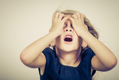 L'anxiété chez les enfants peut se manifester par des peurs intenses, de l'agitation et de la nervosité.