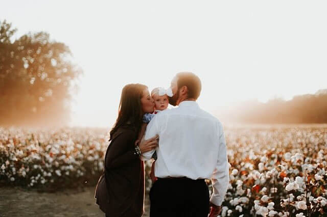 Impliquer les enfants dans le mariage à travers une séance photo où ils apparaissent en premier plan.