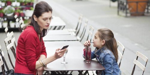 Une mère regarde son portable