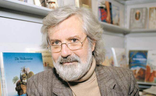 Michael Ende est l'auteur du livre Momo à travers qui il transmet des valeurs essentielles et des critiques sur la société actuelle.