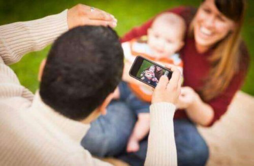 Des parents prennent une photo avec leur bébé
