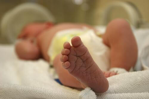 La peau des bébés prématurés est plus sujette aux infections et il est déconseillé de la laver tous les jours.