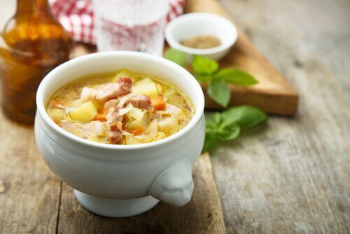 La soupe aux légumes et au jambon est une des recettes de grand-mère alliant le plaisir et l'équilibre alimentaire.